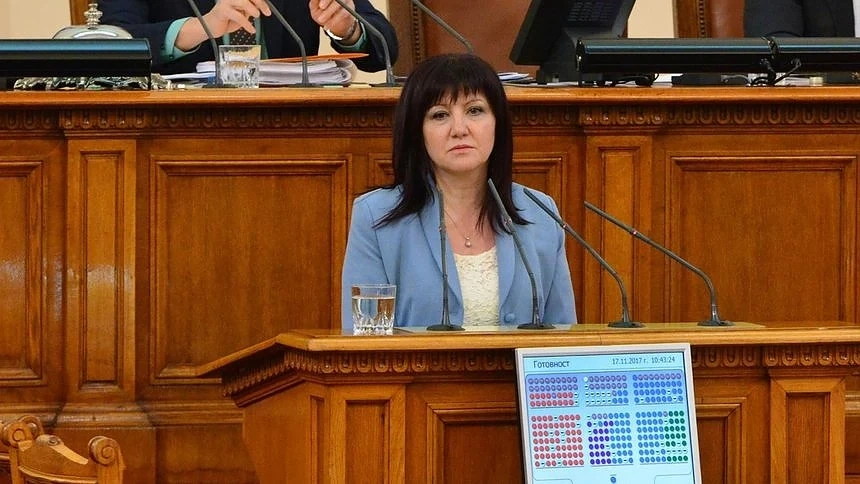 Караянчева свиква извънредно заседание на НС