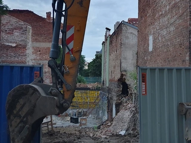 Част от стара къща се срути в изкоп за нова жилищна сграда в София