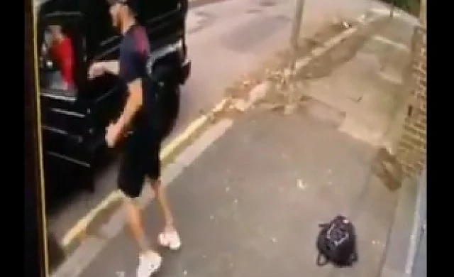 Крадци нападнаха футболист в Англия 