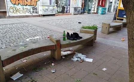 Отблъскваща мизерия в центъра на София (СНИМКИ)