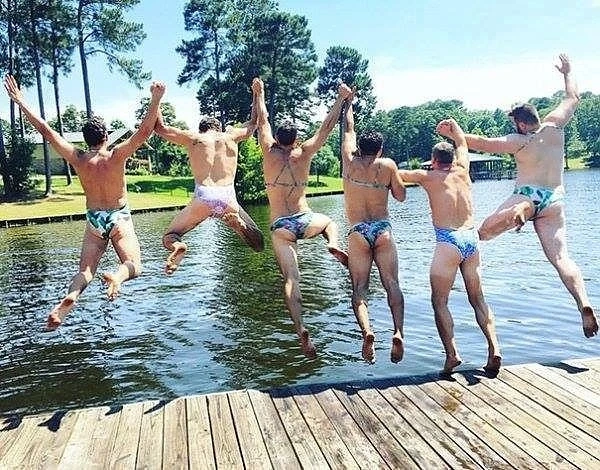 Мъже правят пародия на популярни кадри в Instagram 