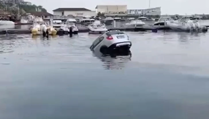 Руснак влезе в заведение да пие, а колата му падна в морето 