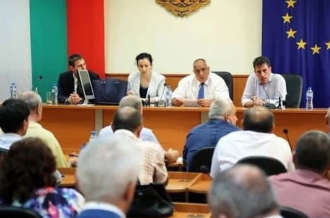 Борисов при протестиращите за чумата в Пазарджик (СНИМКИ+ВИДЕО)