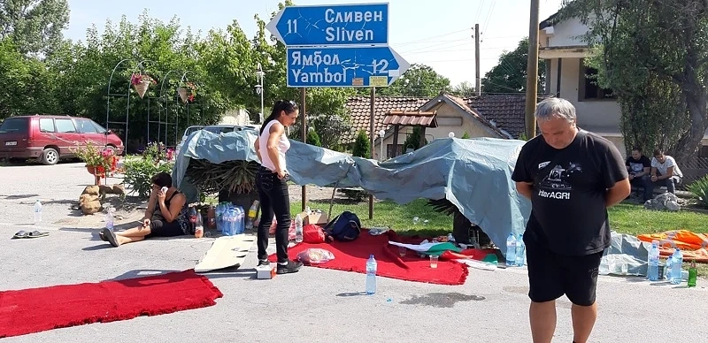 Втора нощ блокада на пътя Сливен – Ямбол срещу избиването на домашни прасета