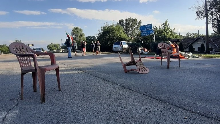Шести ден продължава протестът при село Крушаре