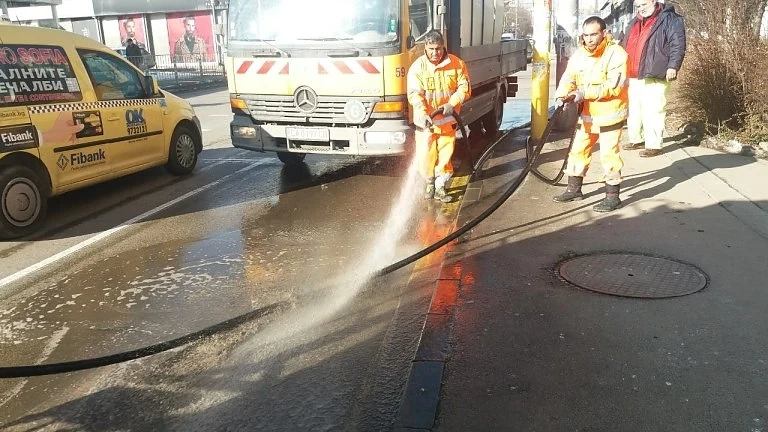 Продължава миенето на улици в квартали на пет столични района