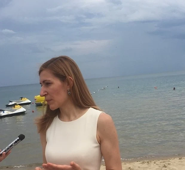Ангелкова се пусна с дрехи за над 3000 лв. от морето 