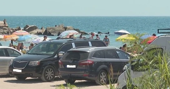 Три реда паркирани коли и само петима глобени на плаж Болата (СНИМКИ)