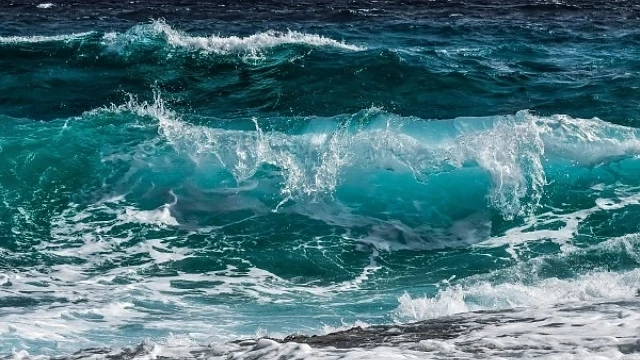 Водолази търсят изчезналото момиче в Черно море
