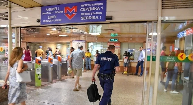 Младеж с газов пистолет предизвика паника в метрото