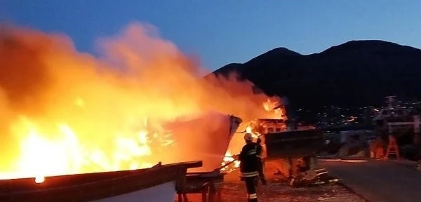 Пожар лумна на няколко кораба в черногорско пристанище