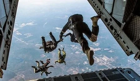 Жена оцеля при падане от 1,5 км, след като парашутът ѝ не се отвори