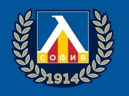 Пребиха служител на \