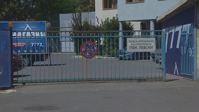 Остава тежко състоянието на пребития служител на \