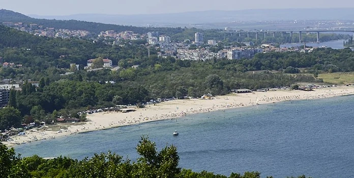 Млад мъж спаси 2 деца от удавяне на вълнолома в „Аспарухово”