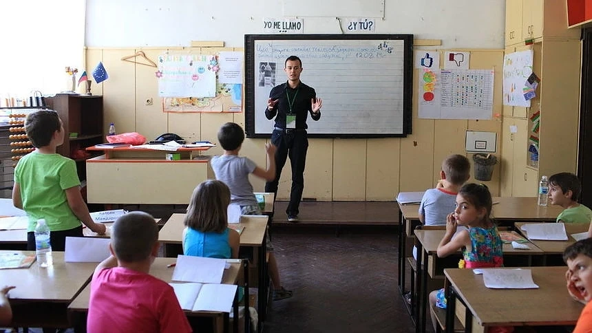 Училищата в България търсят 1000 нови учители