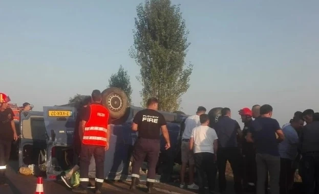 Бус пълен с хора се обърна на \
