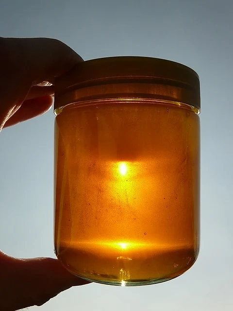 Тройно скача медът от кошера до магазина