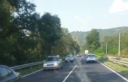 Натоварен трафик: Километрична колона от автомобили между Банско и Симитли 