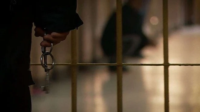 Служител на затвора във Враца отива на съд