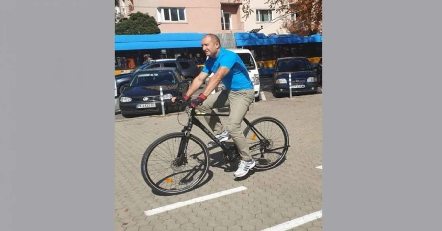 Президентът подкара колело