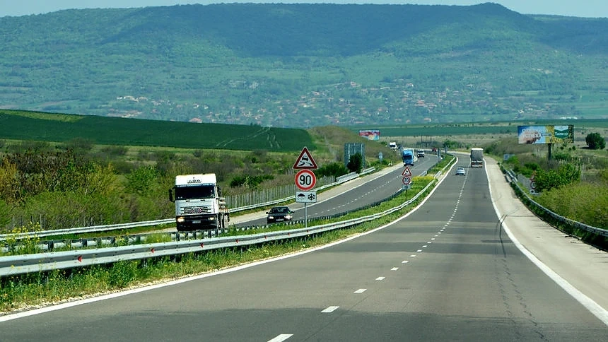 До средата на декември трябва да приключи ремонтът на три участъка на магистрала „Хемус“