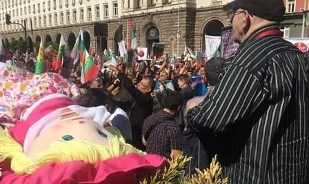 Протест на родители блокира центъра на София