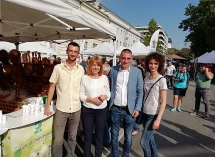Фандъкова отиде на фермерския пазар след откриването на кампанията