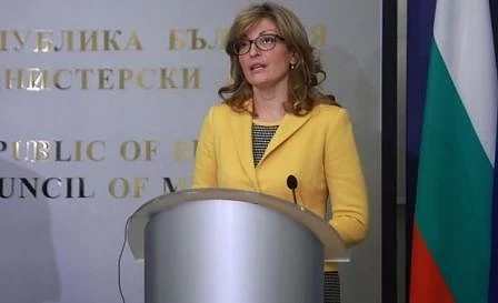 Протестиращи искат оставката на Екатерина Захариева заради политиката ѝ против семейството