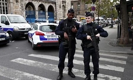Четирима полицаи са убити с нож при атака в Париж