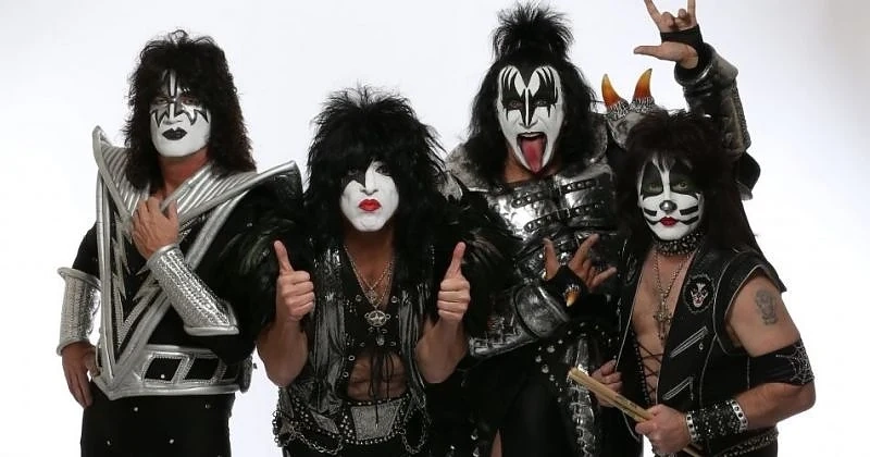 Kiss ще свирят на акулите в океана