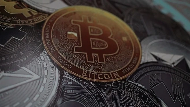 Цената на биткойна падна под 8000 долара