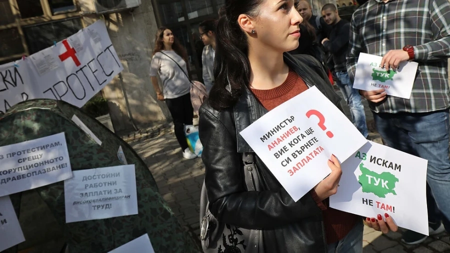 Лекари специализанти излязоха на протест пред здравното министерство