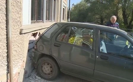 Две коли се сблъскаха в Бистрица, eдната се е врязала в къща (СНИМКА)