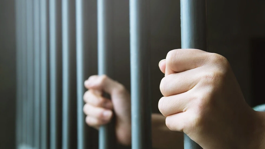 Оставиха в ареста българин, издирван от Гърция за производство на етикети за фалшив алкохол
