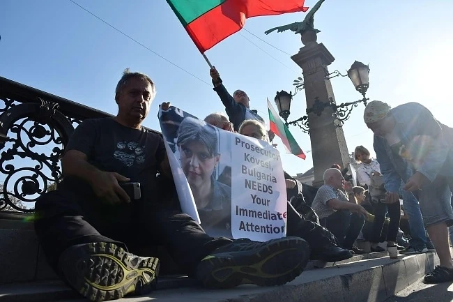 Женски бой на Орлов мост по време на протеста