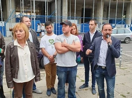 Борисов не помагал на Манолова, оплаква се тя
