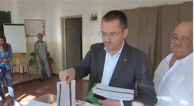 Ангел Джамбазки упражни правото си на глас