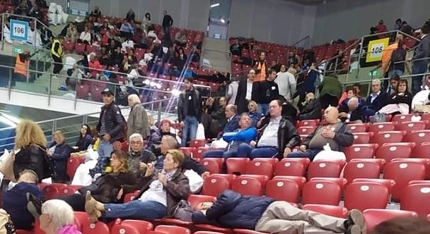 Двама души припаднаха при обработката на протоколи в „Арена Армеец” в София 