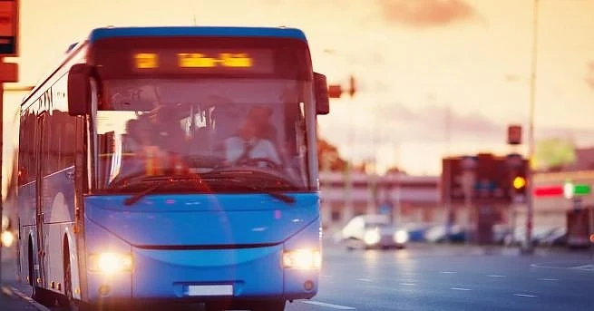 Автобус на градския транспорт в САЩ пропадна насред пътя