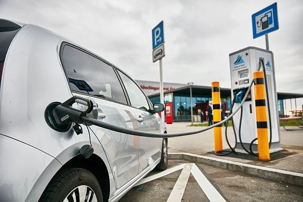 Продажбите на нови дизели в България спадат, на електромобили и хибриди скачат