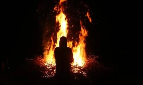 Студент се запали заради Еманюел Макрон