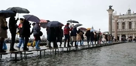 Високата вода заля Венеция (СНИМКИ)