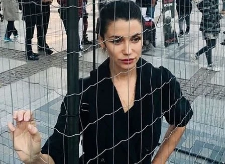 Диляна Попова влезе в клетка заради животни (СНИМКА)