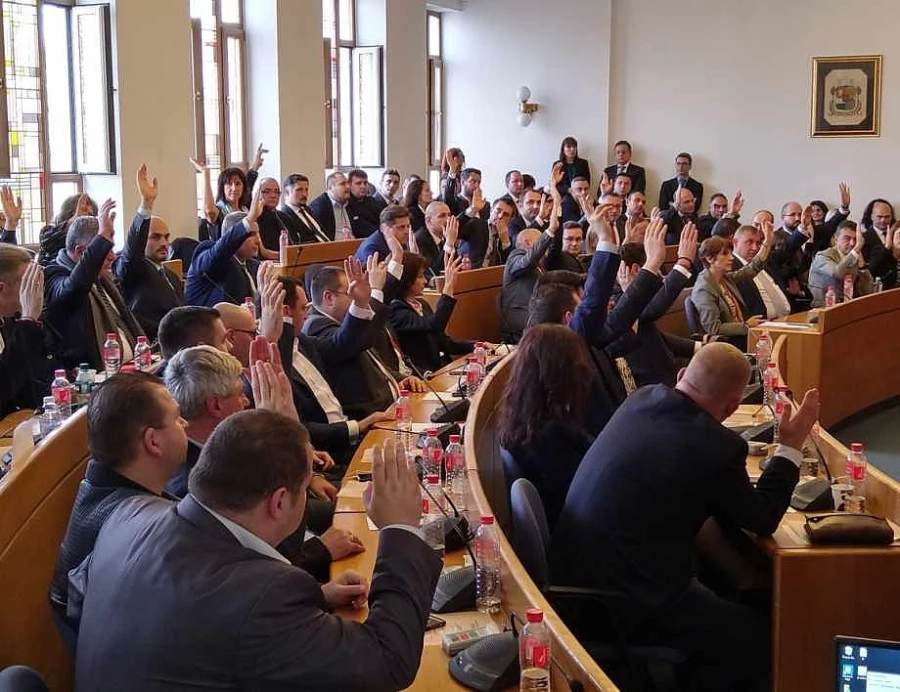 Мистериозен глас за ГЕРБ създаде интрига в новия СОС, дали бе на Борис Бонев?