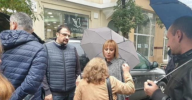 Мая Манолова отиде при протеста, който обстрелва с яйца ВСС