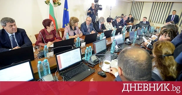 Съдии от цялата страна поискаха извинение от Кирилов и дисциплинарна проверка за Гешев