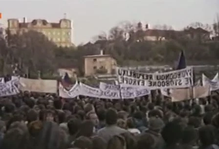 В Чехия и Словакия отбелязват 30 години от началото на Нежната революция