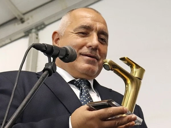 Дар за Тръмп от Борисов: Габровска пушка уникат