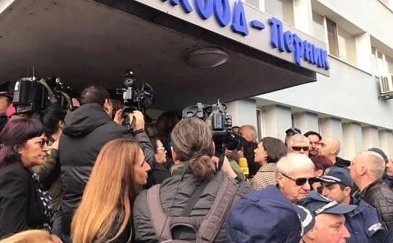Протестиращите срещу водния режим в Перник опитаха да нахлуят в сградата на ВиК